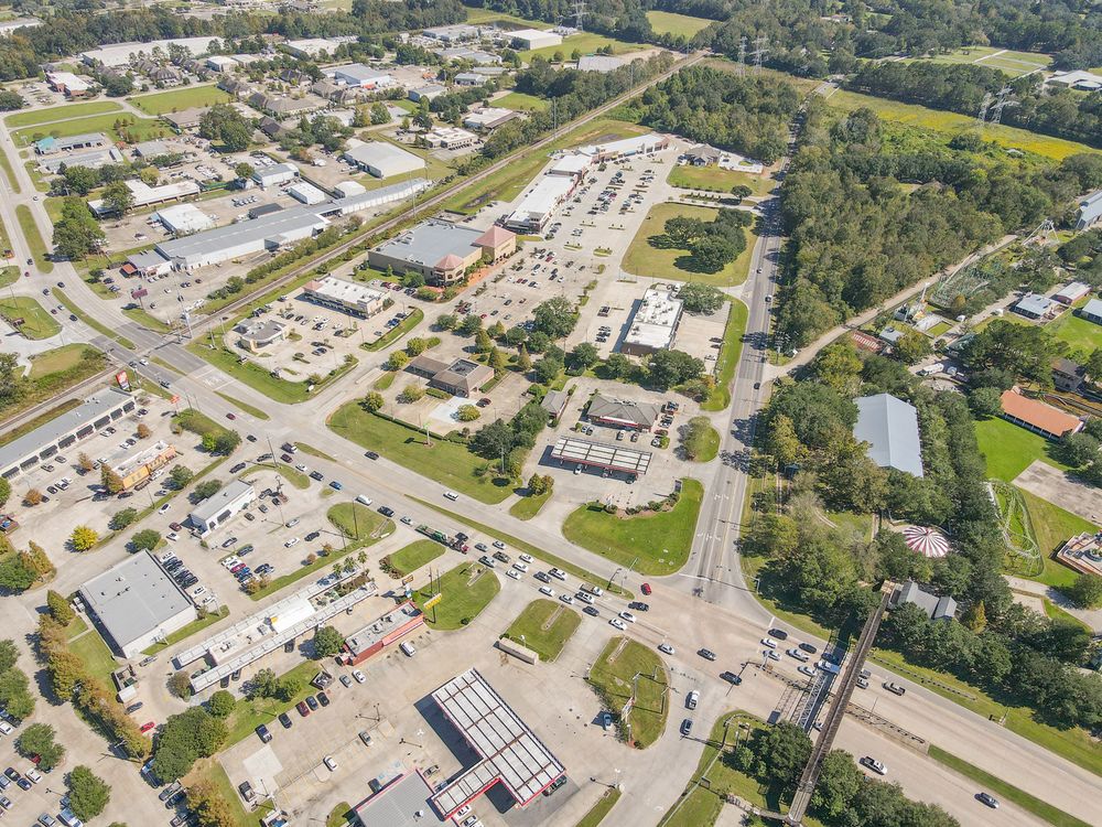 Highland Park Marketplace: 18300-18400 Old Perkins Road East, Baton Rouge, LA 70810